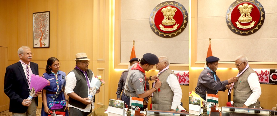 राज्यपाल मंगुभाई पटेल को भारत स्काउट्स एवं गाइड्स का बैज और स्कार्फ पहनाया राज्यपाल मंगुभाई पटेल को भारत स्काउट्स एवं गाइड्स का बैज और स्कार्फ पहनाया