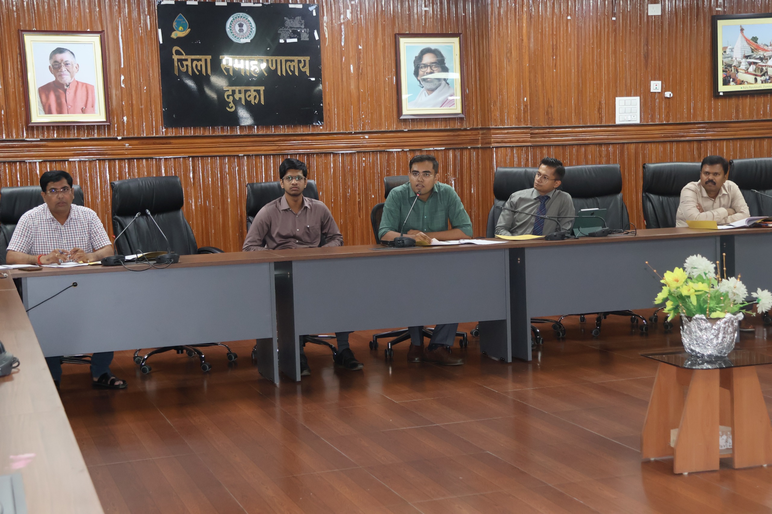 बैठक करते डीडीसी एवं अन्य