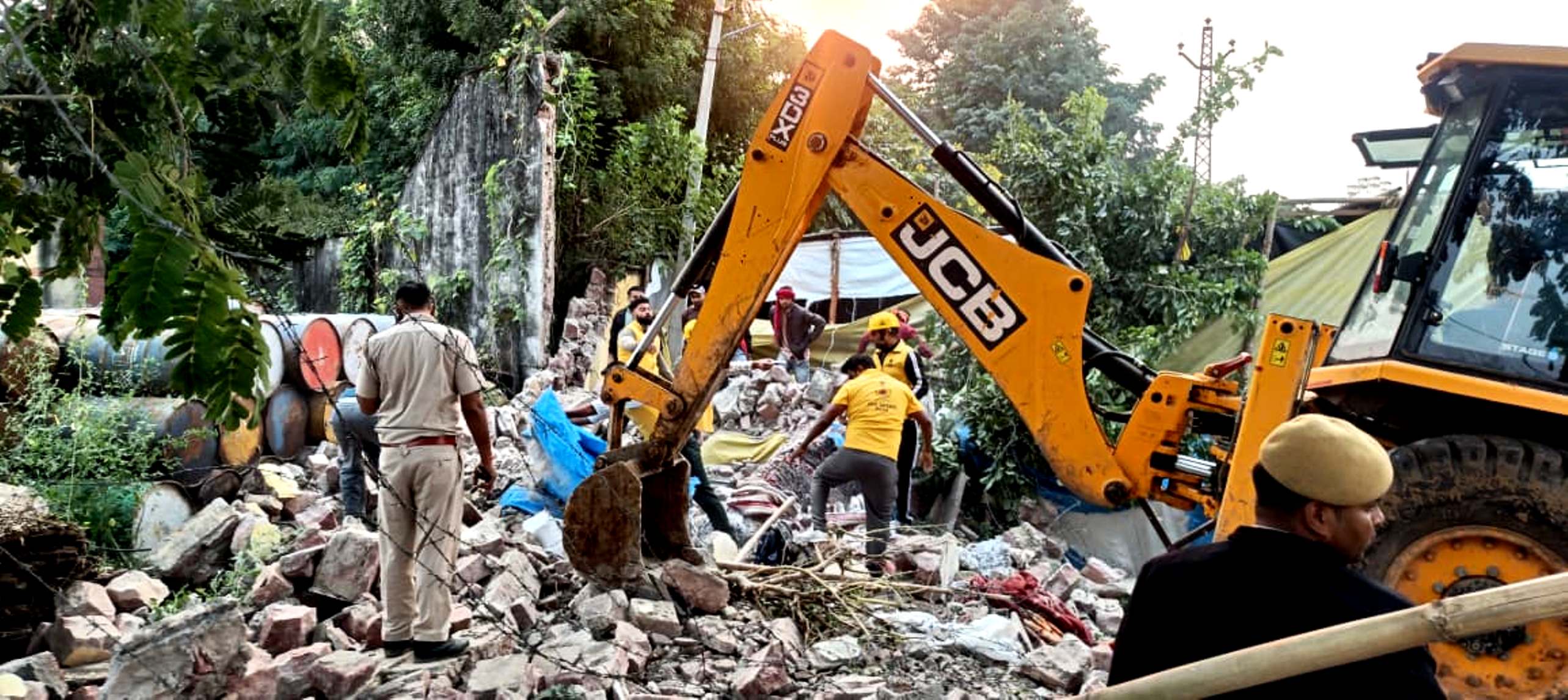 धौलपुर में मेला ग्राउंड की दीवार ढही,चार व्यापारी घायल