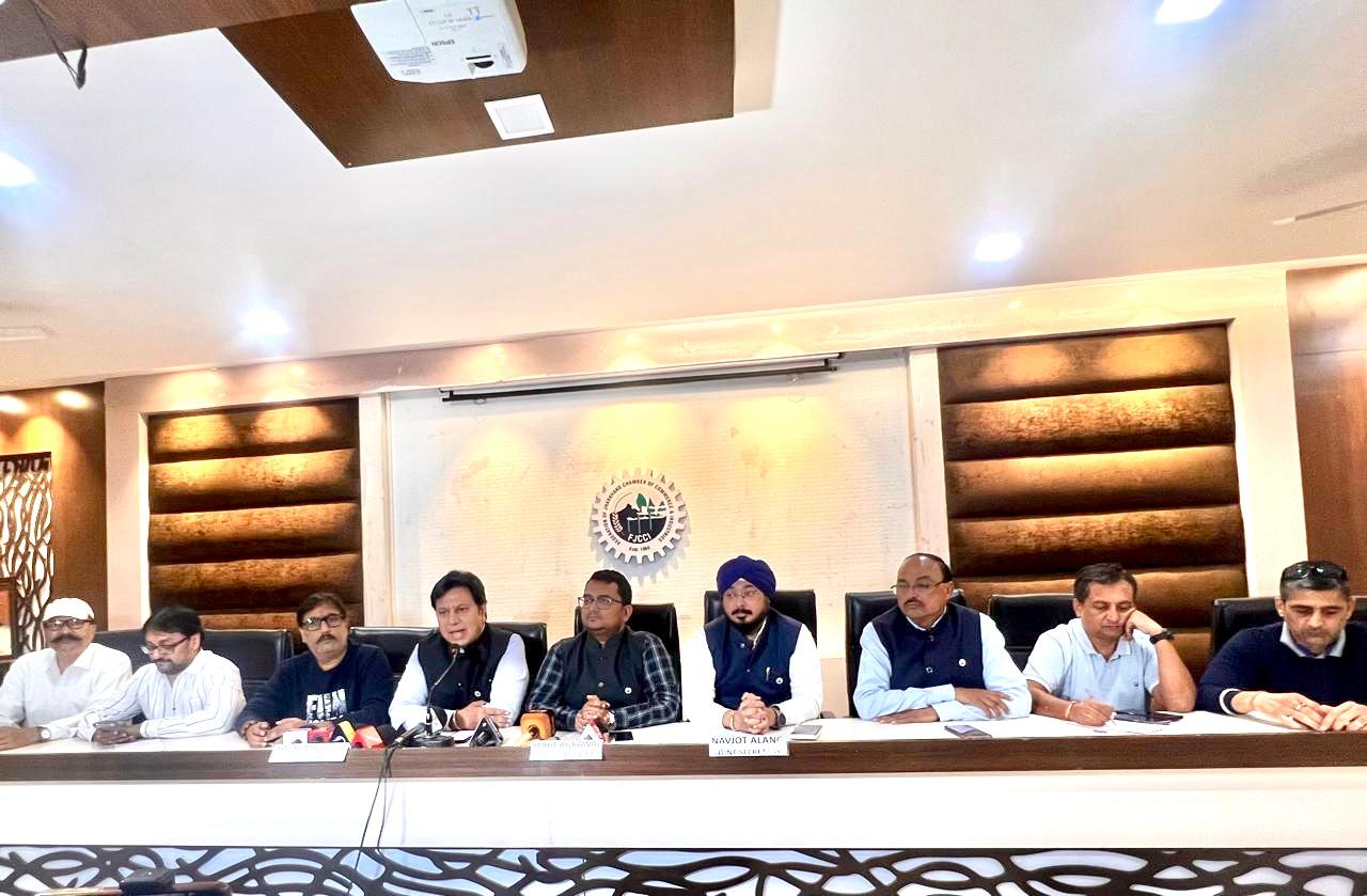 प्रेस वार्ता में कार्यक्रमों की जानकारी देते चेंबर के अध्‍यक्ष