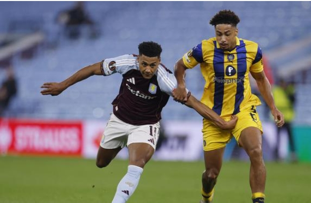 एस्टन विला के ओली वॉटकिंस, मैकाबी तेल अवीव के टायरेस असांते के साथ एक्शन में एस्टन विला के ओली वॉटकिंस, मैकाबी तेल अवीव के टायरेस असांते के साथ एक्शन में