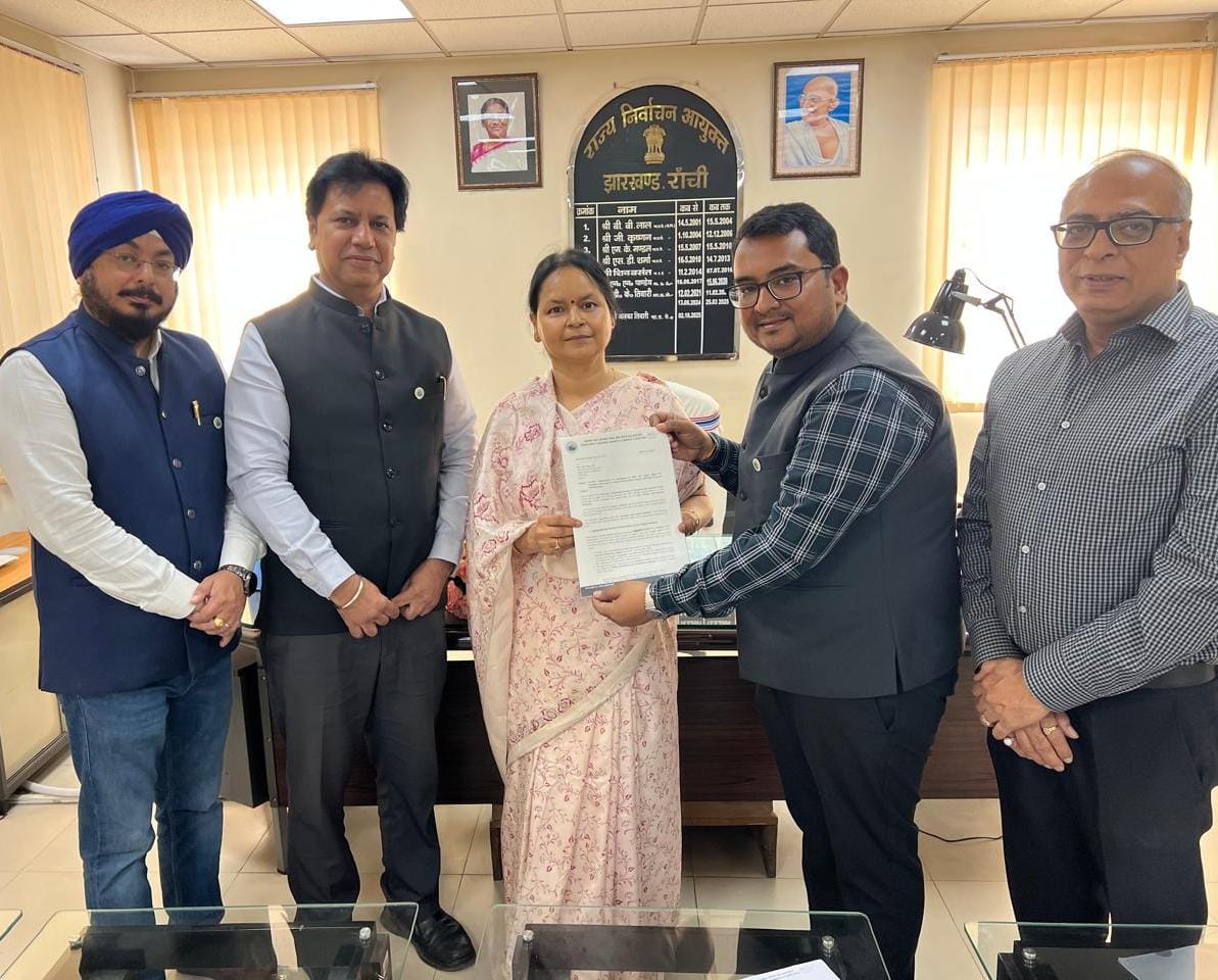 राज्‍य चुनाव आयुक्‍त से मुलाकात करते चेंबर के पदाधिकारी