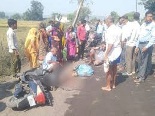 तेज रफ्तार ट्रेलर ने स्कूटी सवार दादी-नाती को मारी टक्कर तेज रफ्तार ट्रेलर ने स्कूटी सवार दादी-नाती को मारी टक्कर