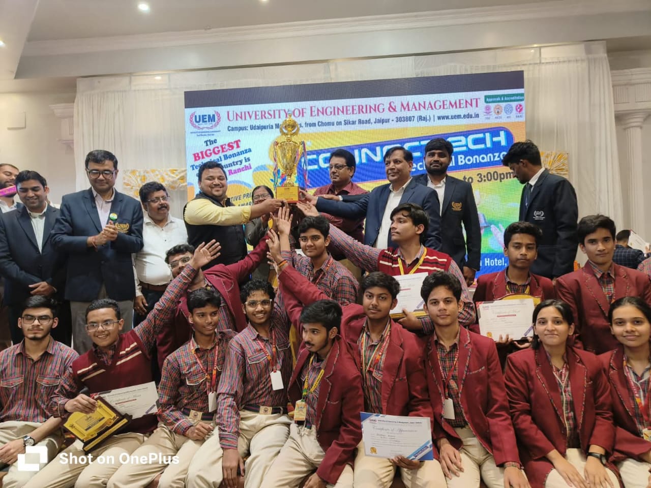 प्रतियोगिता में विजयी बच्‍चों की तस्‍वीर