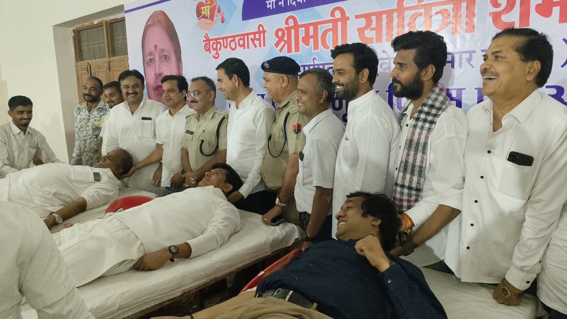 चित्तौड़गढ़ में शिक्षाविद् की पुण्यतिथि पर आयोजित शिविर में रक्तदान करते रक्तदाता।