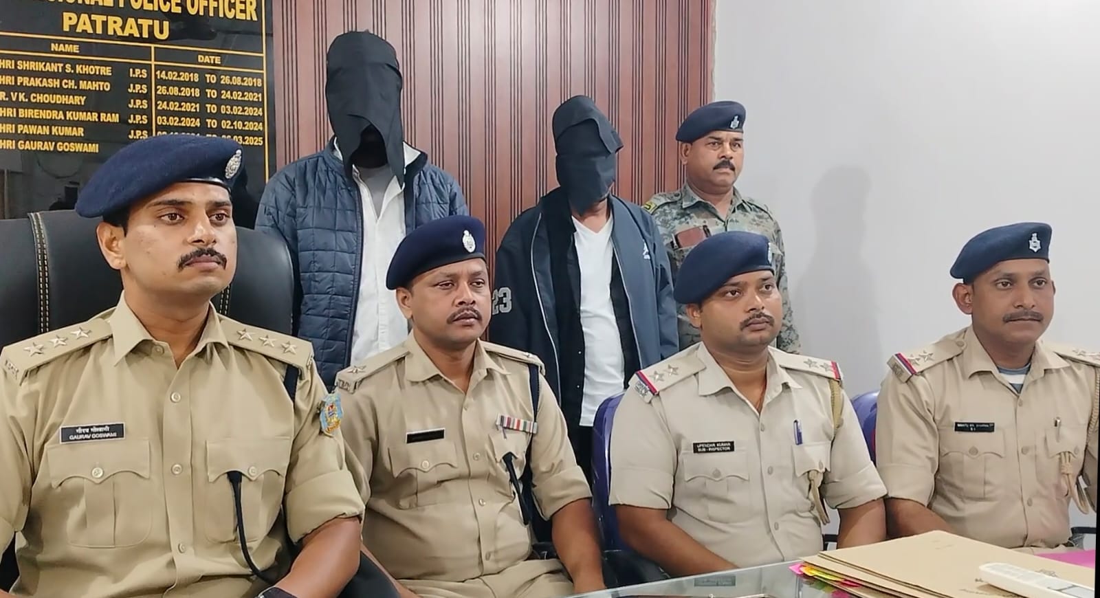 प्रेस कॉन्फ्रेंस में शामिल अधिकारी प्रेस कॉन्फ्रेंस में शामिल अधिकारी