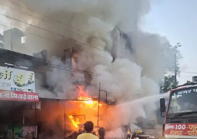 कसरावद में मिठाई की दुकान में लगी भीषण आग कसरावद में मिठाई की दुकान में लगी भीषण आग