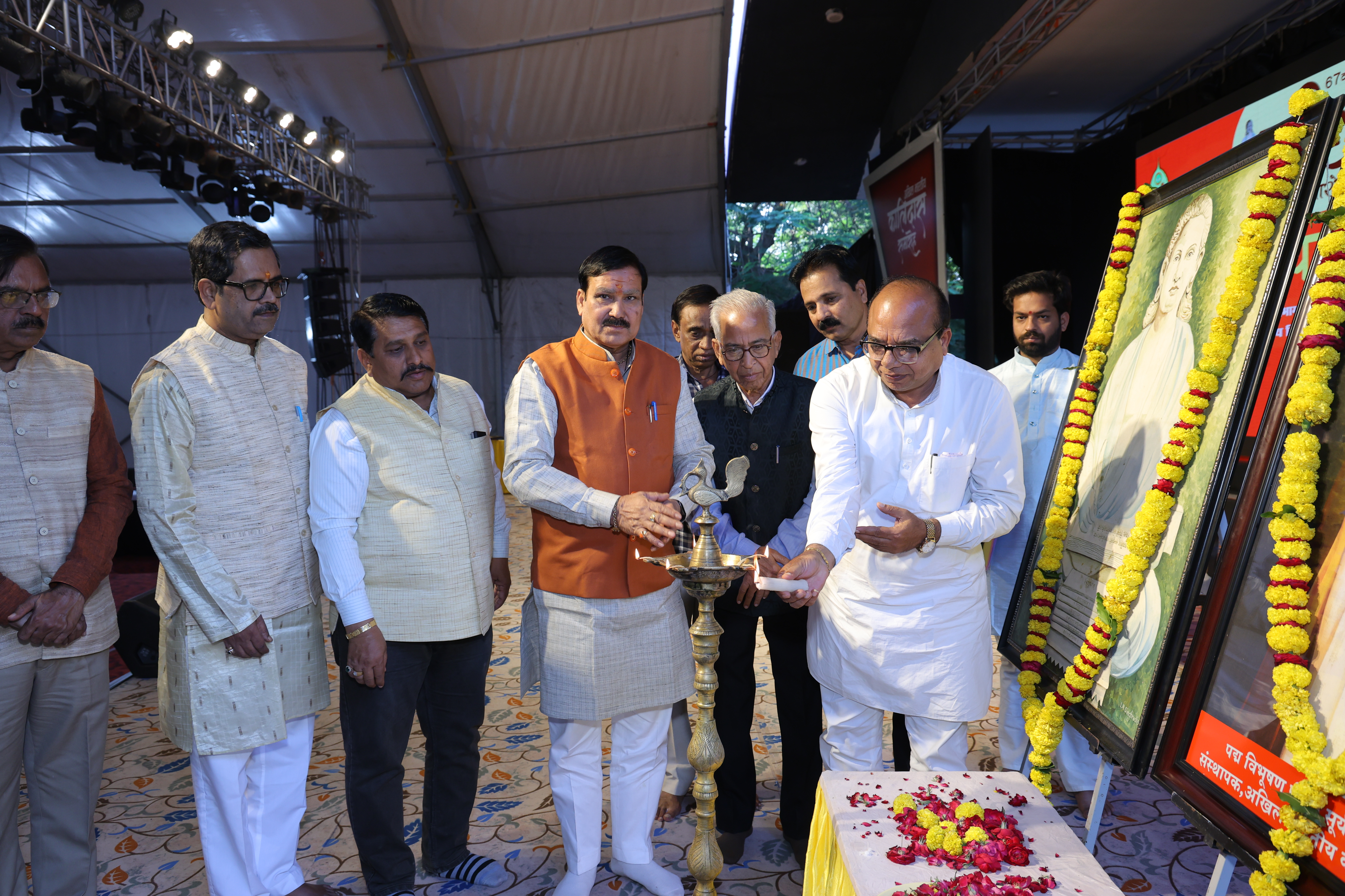 अ.भा.कालिदास समारोह का समापन राष्ट्रीय चित्र एवं मूर्तिकला के पुरस्कार वितरित अ.भा.कालिदास समारोह का समापन राष्ट्रीय चित्र एवं मूर्तिकला के पुरस्कार वितरित