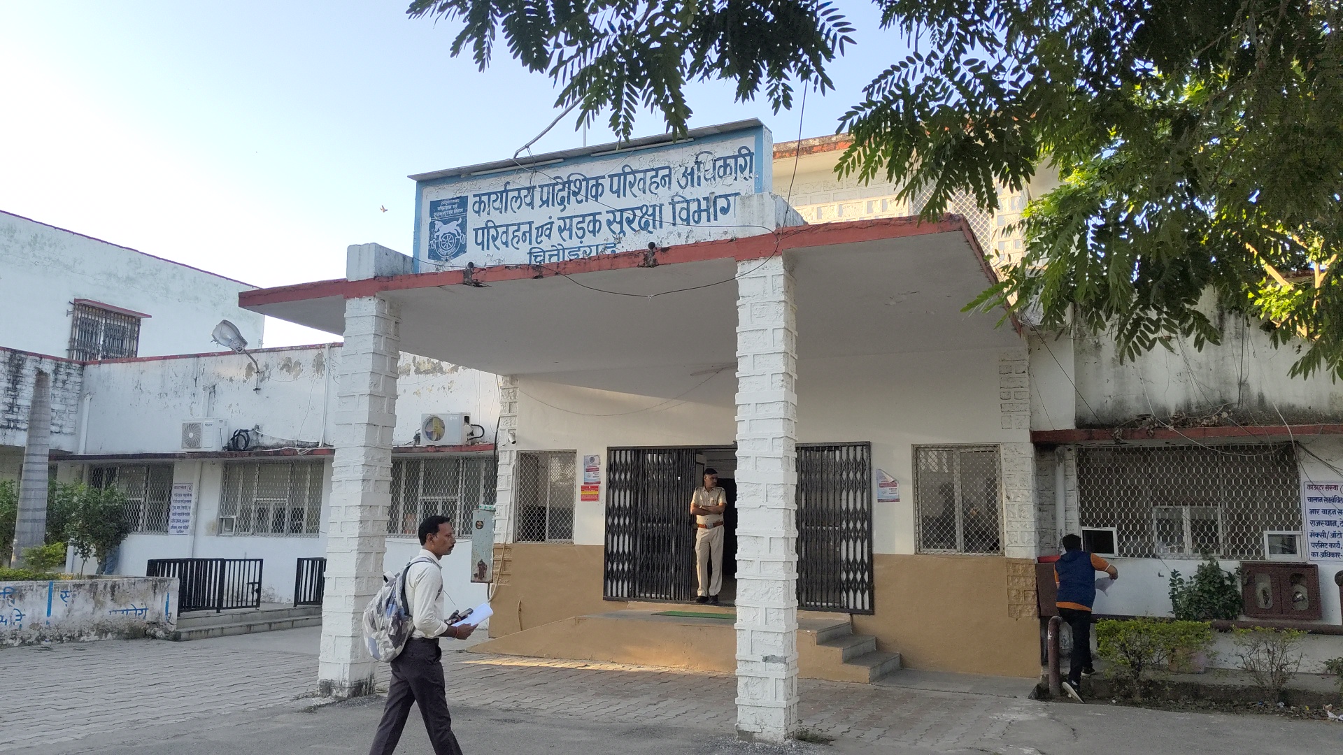 चित्तौड़गढ़ में परिवहन विभाग की और से अभियान में वाहनों की जांच की जा रही है। चित्तौड़गढ़ में परिवहन विभाग की और से अभियान में वाहनों की जांच की जा रही है।