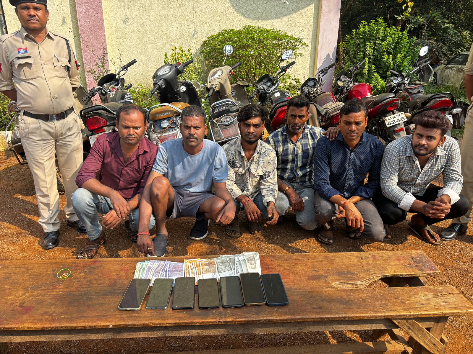 पुलिस गिरफ्त में आरोपित। पुलिस गिरफ्त में आरोपित।