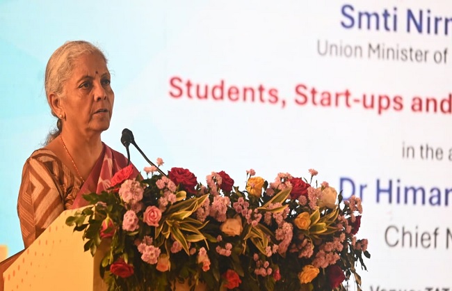 स्टार्टअप्स और उद्यमियों के साथ संवाद करते वित्त मंत्री निर्मला सीतारमण स्टार्टअप्स और उद्यमियों के साथ संवाद करते वित्त मंत्री निर्मला सीतारमण