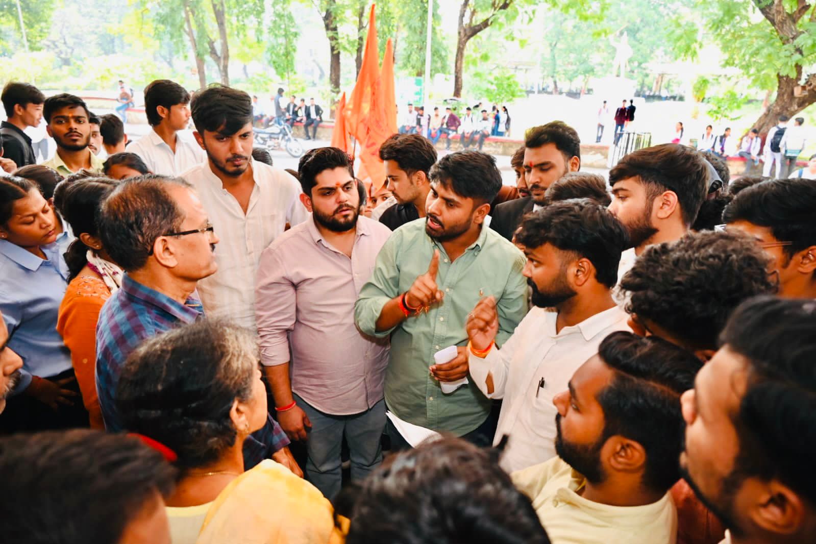 “कॉपी का बंडल गुमने के कारण घोषित नहीं हुआ रिजल्ट”  विद्यार्थी परिषद आक्रोशित