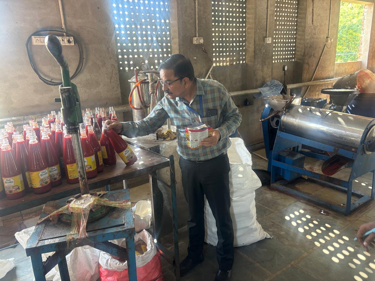 फूड सेफ्टी टीम ने बस्सी में मिलावटी सॉस की फैक्ट्री पर पकडी फूड सेफ्टी टीम ने बस्सी में मिलावटी सॉस की फैक्ट्री पर पकडी