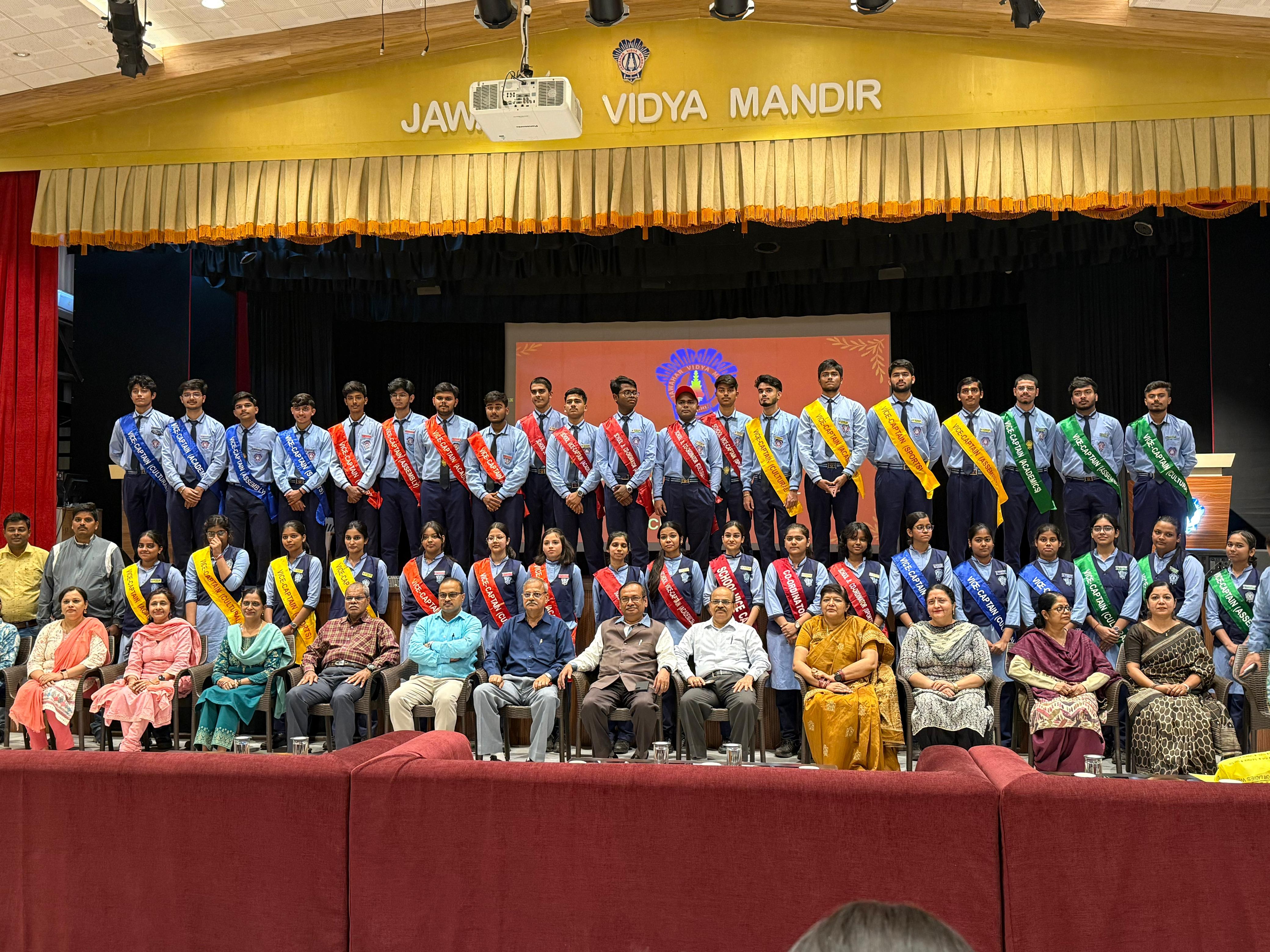 परिषद के नवनियुक्त छात्रों के साथ प्रधानाचार्य समेत शिक्षकगण परिषद के नवनियुक्त छात्रों के साथ प्रधानाचार्य समेत शिक्षकगण