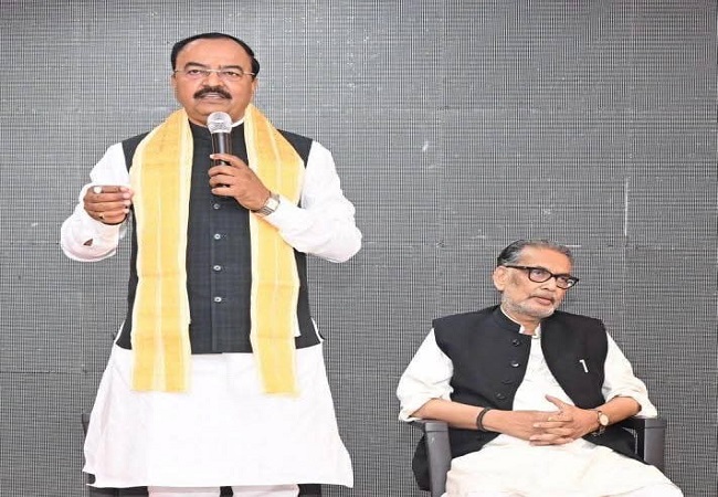 वंदे मातरम् के कार्यक्रम में उत्तर प्रदेश के उपमुख्यमंत्री केशव एवं पूर्व केन्द्रीय मंत्री राधा मोहन सिंह वंदे मातरम् के कार्यक्रम में उत्तर प्रदेश के उपमुख्यमंत्री केशव एवं पूर्व केन्द्रीय मंत्री राधा मोहन सिंह