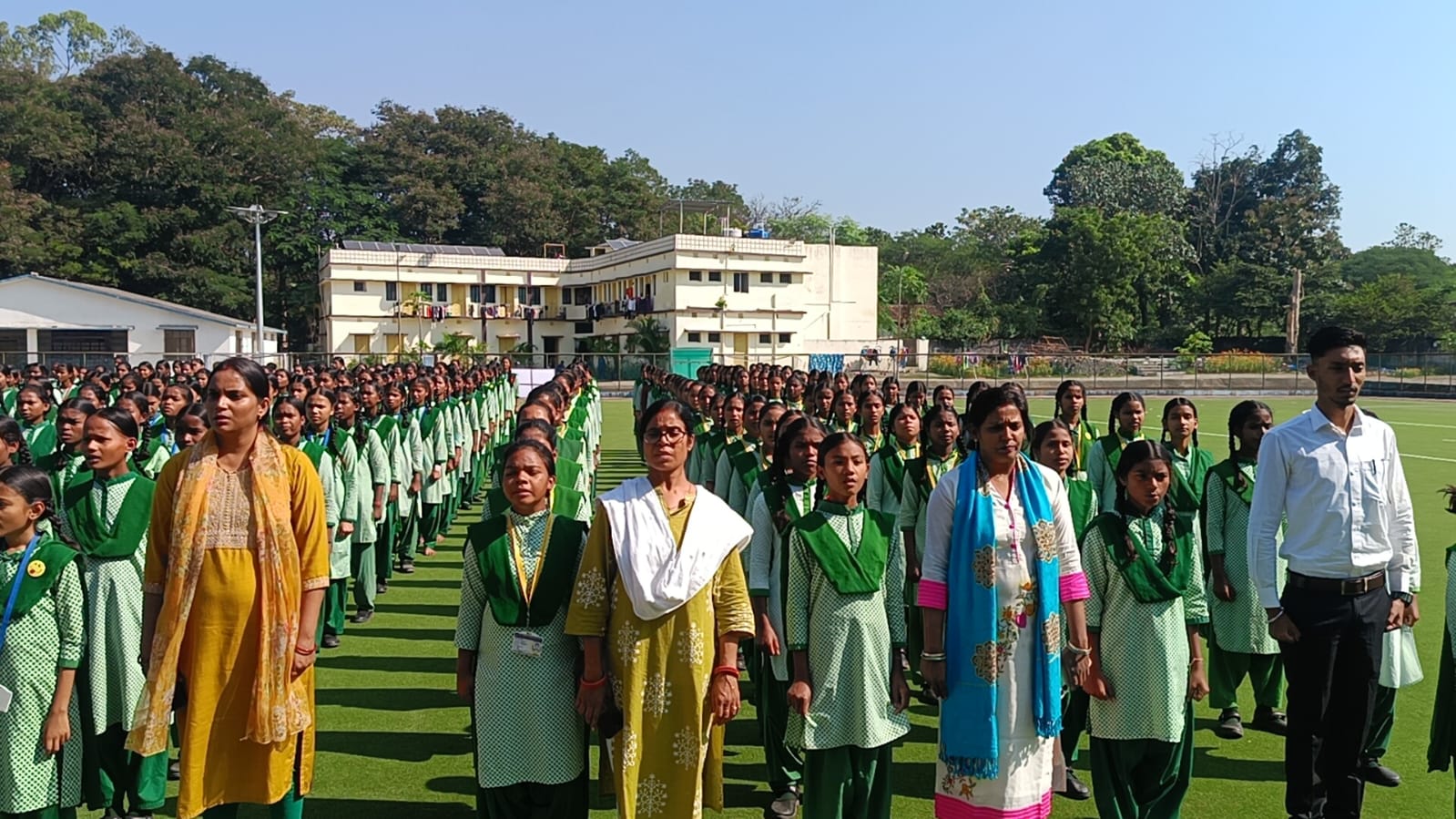 राष्‍ट्रीय गीत का गायन करते छात्र और छात्राएं