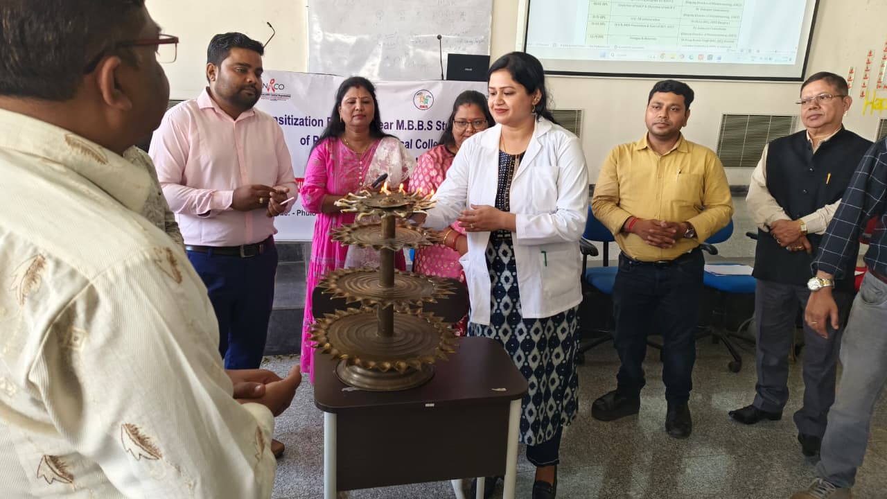 कार्यक्रम का उद्धाटन करते डॉ शशिबाला नाग समेत अन्‍य