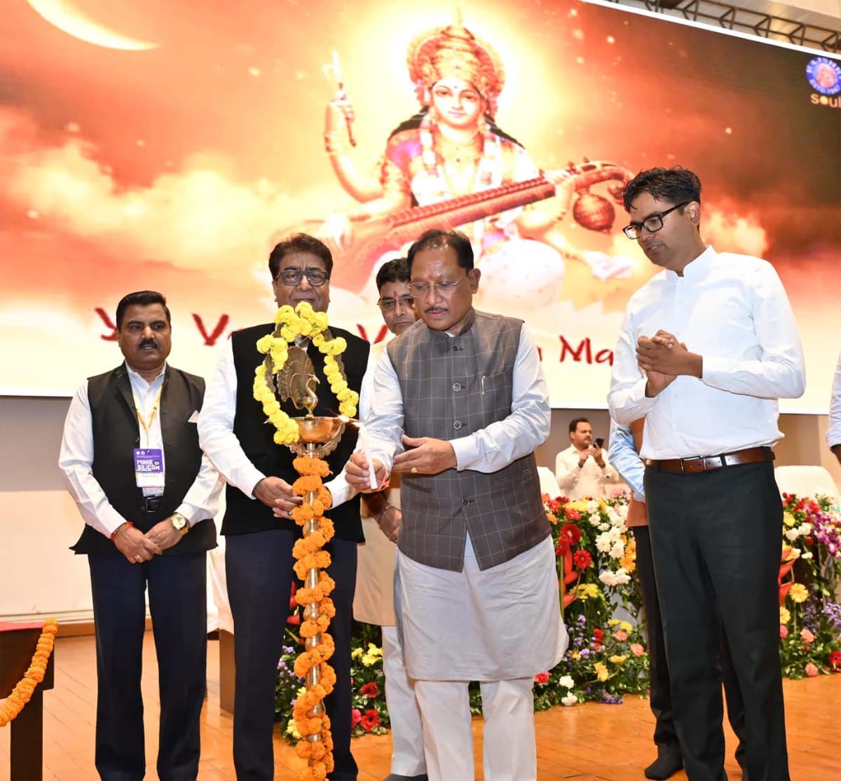 मुख्यमंत्री साय  मेक इन सिलिकॉन संगोष्ठी का शुभारंभ करते हुए