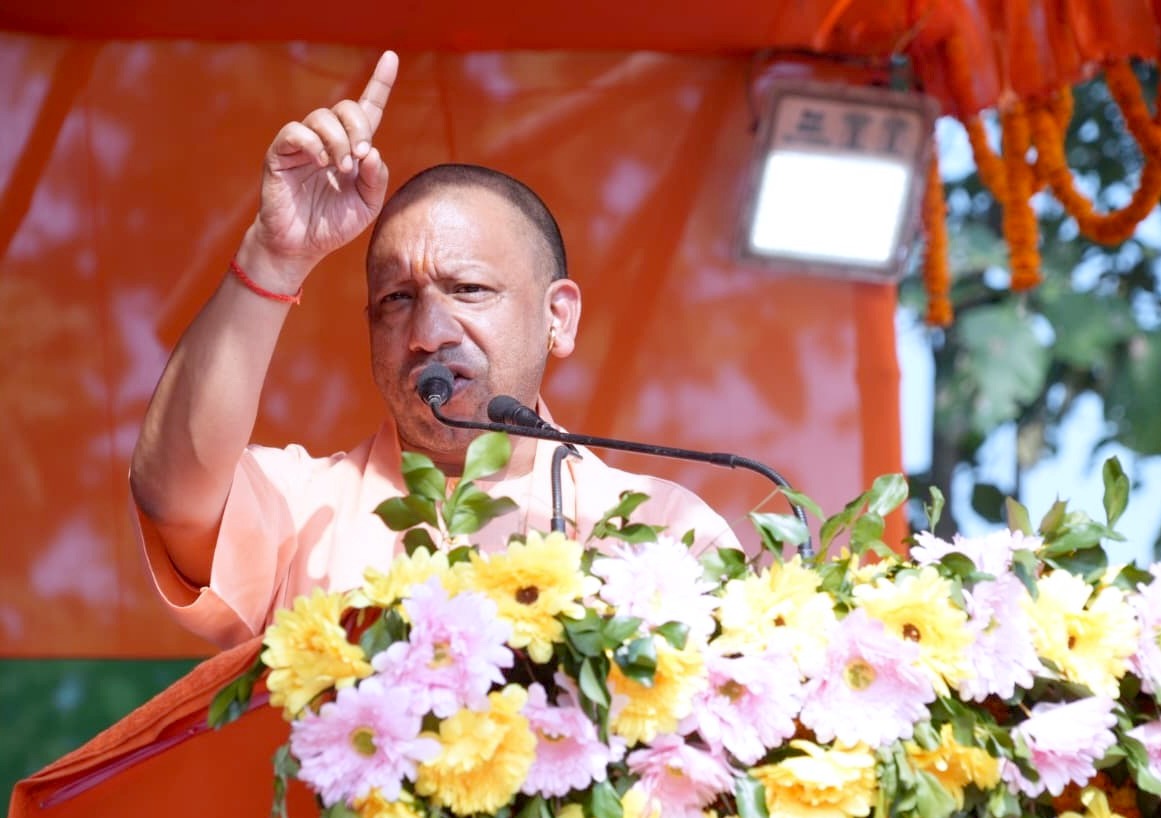 पूर्वी चंपारण में चुनावी सभा को संबोधित करते योगी आदित्यनाथ पूर्वी चंपारण में चुनावी सभा को संबोधित करते योगी आदित्यनाथ