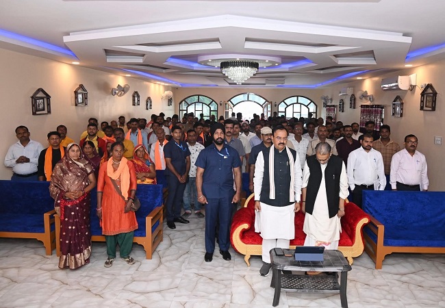 वंदे मातरम् के कार्यक्रम में उत्तर प्रदेश के उपमुख्यमंत्री केशव एवं पूर्व केन्द्रीय मंत्री राधा मोहन सिंह- वंदे मातरम् के कार्यक्रम में उत्तर प्रदेश के उपमुख्यमंत्री केशव एवं पूर्व केन्द्रीय मंत्री राधा मोहन सिंह-