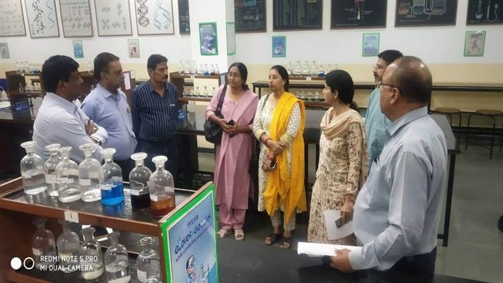 केमिस्ट्री लैब में हुई घटना पर प्रशासनिक दल ने लिया स्थिति का जायजा