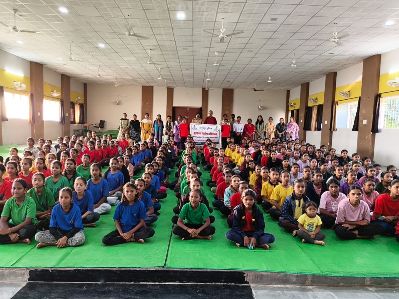 जागरूकता कार्यक्रम में छात्रायें जागरूकता कार्यक्रम में छात्रायें