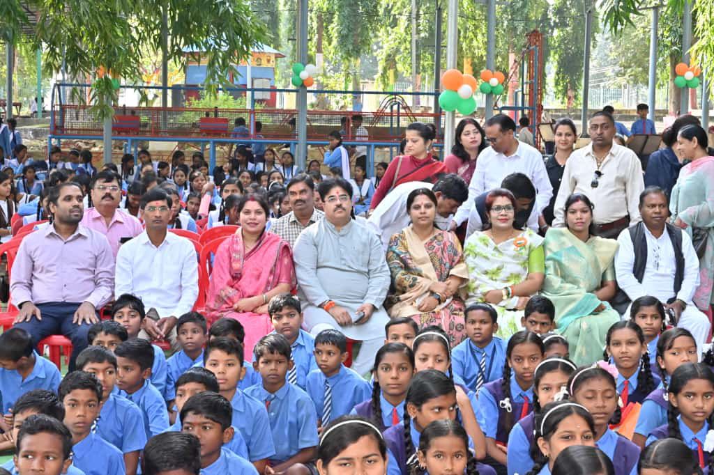 धमतरी में विज्ञान वाटिका का उद्घाटन के अवसर पर उपस्थित अतिथि।