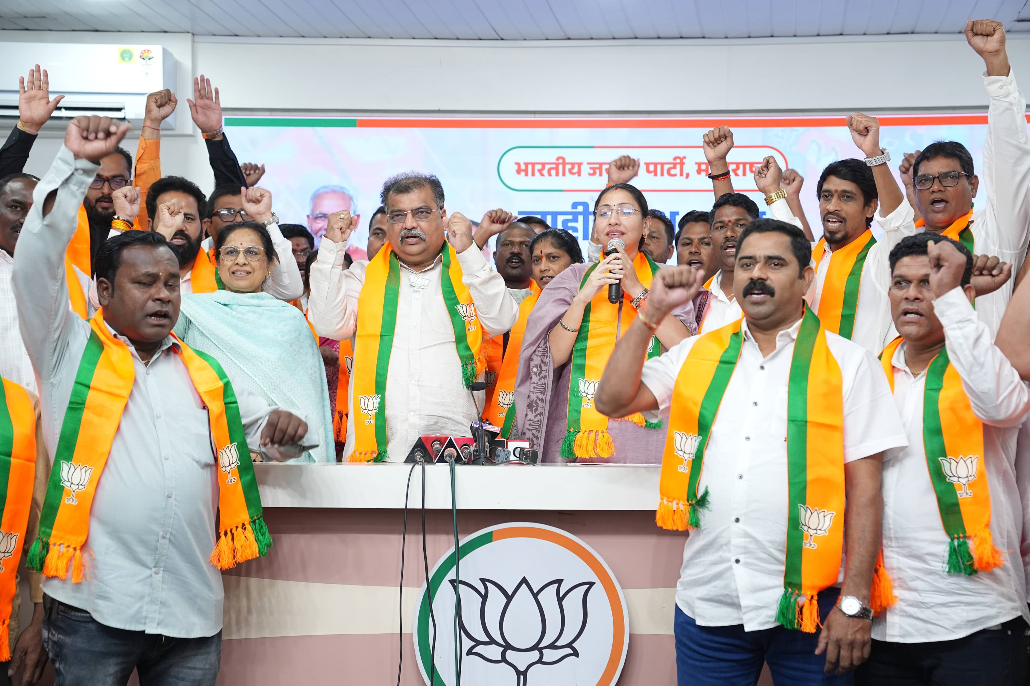 पक्ष प्रवेश समारोह के दौरान पदाधिकारी।