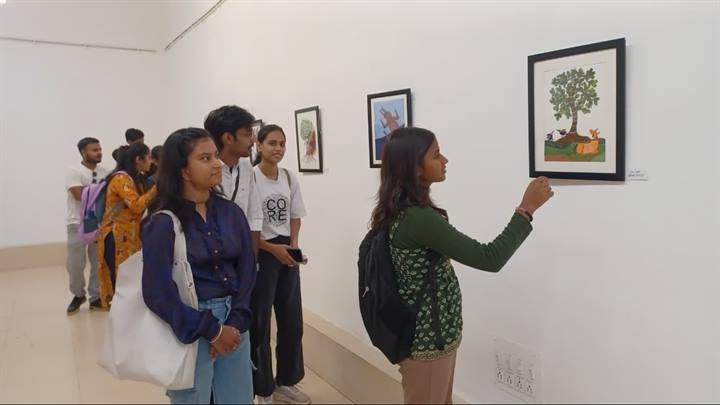 गोंड शैली में प्रकृति की कथाओं का चित्र प्रदर्शनी हुई आयोजित