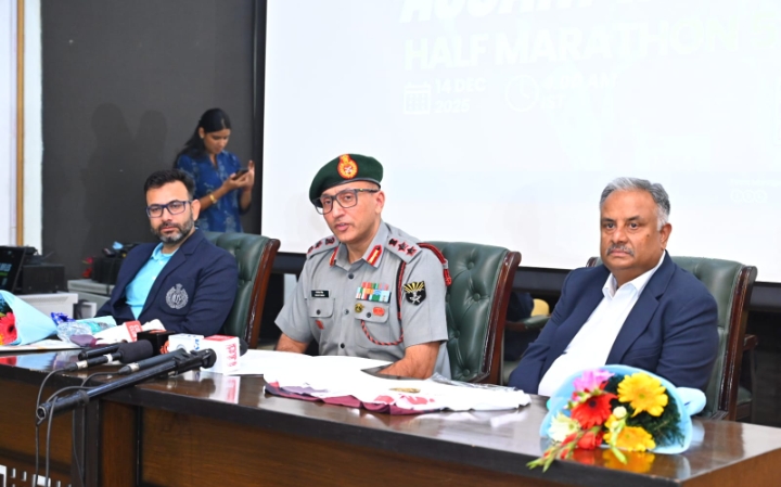 बाएं से दाएं: कृष्ण कांत दुबे (इनोवेटिव स्पोर्ट्स एंड लेजर के संस्थापक), असम राइफल्स के कर्नल नवजोत सिंह (एसएम) और धीरज झा