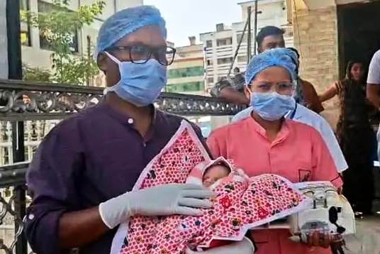 जबलपुर से एयरलिफ्ट की गई मासूम का मुंबई में सफल ऑपरेशन किया गया जबलपुर से एयरलिफ्ट की गई मासूम का मुंबई में सफल ऑपरेशन किया गया