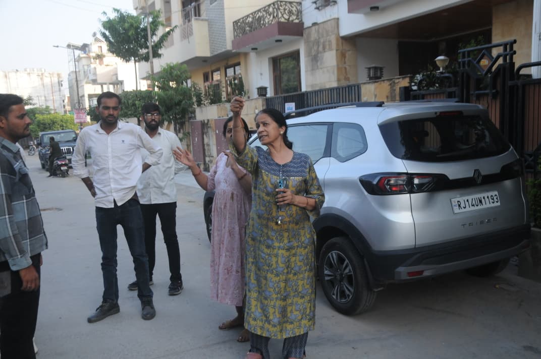 रिहायशी इलाके में लेपर्ड का मूवमेंट रिहायशी इलाके में लेपर्ड का मूवमेंट