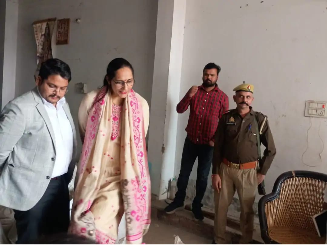 एसडीएम व तहसीलदार कार्यावाही के दौरान एसडीएम व तहसीलदार कार्यावाही के दौरान