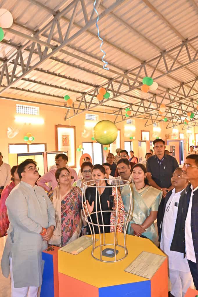 धमतरी में विज्ञान वाटिका का उद्घाटन के अवसर पर उपस्थित अतिथि।