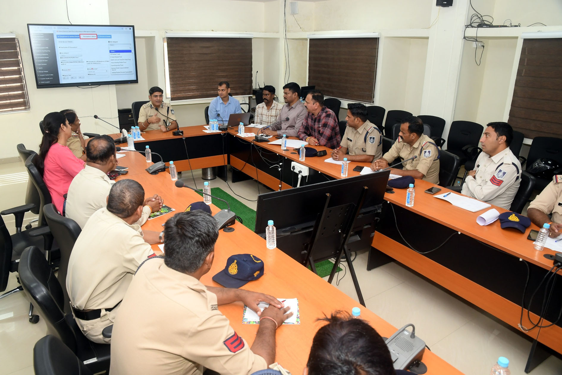 डीआईजी ने दिया हम दो, हमारे दो हेलमेट का नारा डीआईजी ने दिया हम दो, हमारे दो हेलमेट का नारा