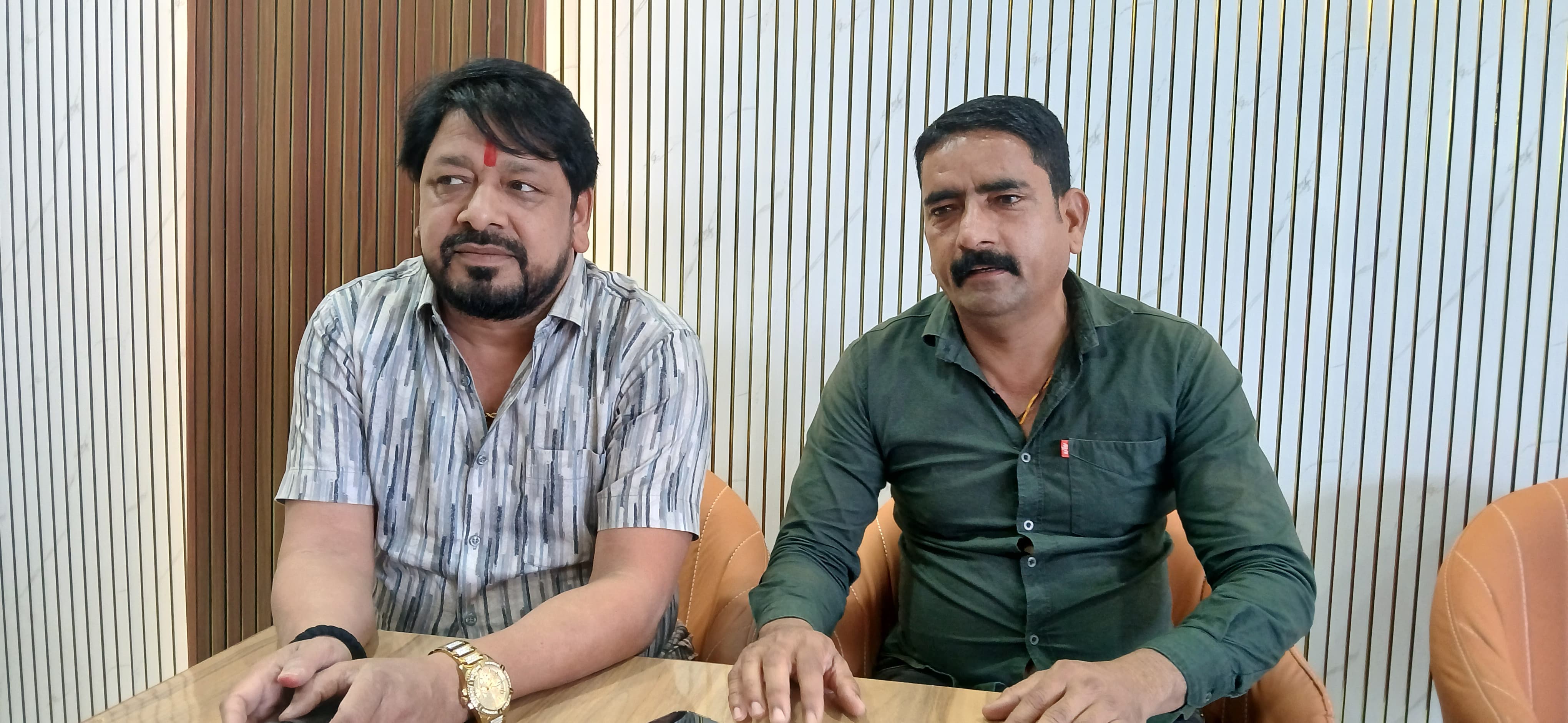 प्रेसवार्ता लेते हुए मदन पोरवाल जिनको टीका लगा है। समीप उनके एक साथी