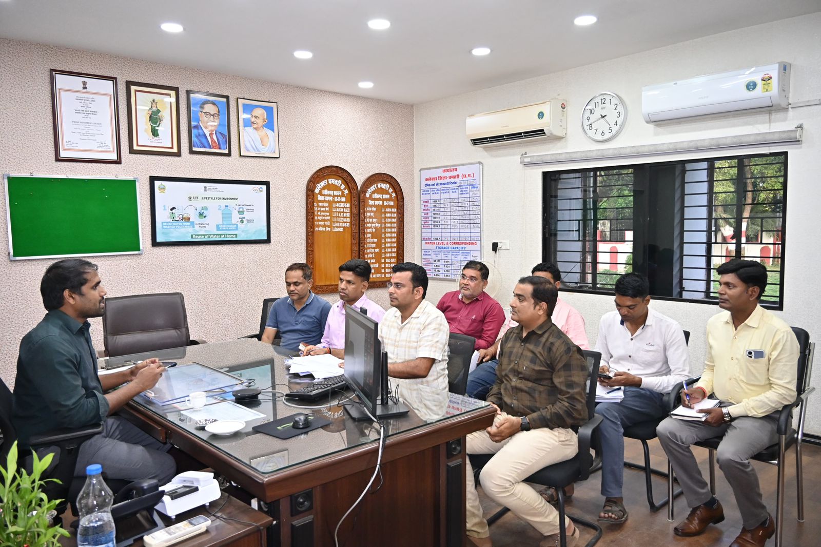 कृषि विभाग के अधिकारी-कर्मचारी से चर्चा करते हुए कलेक्टर अबिनाश मिश्रा।