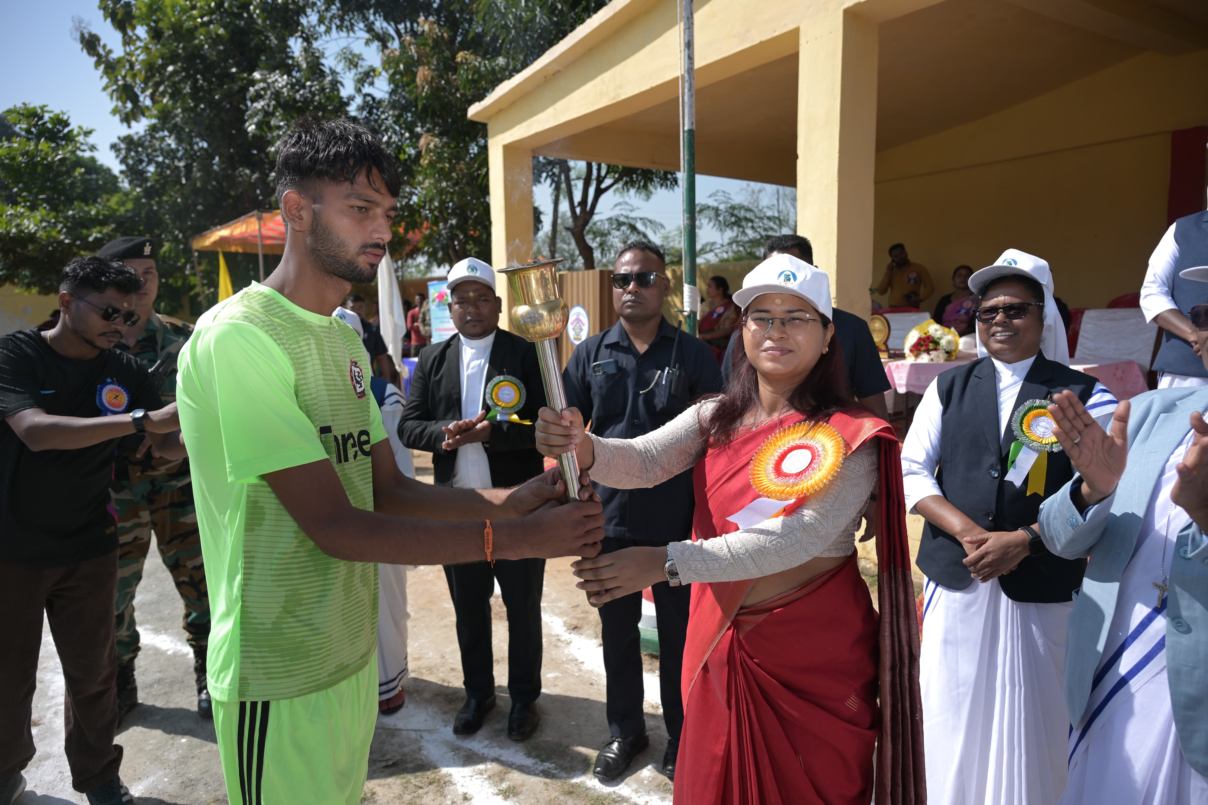 कार्यक्रम में छात्रों को सम्मानित करते मंत्री समेत अन्य कार्यक्रम में छात्रों को सम्मानित करते मंत्री समेत अन्य