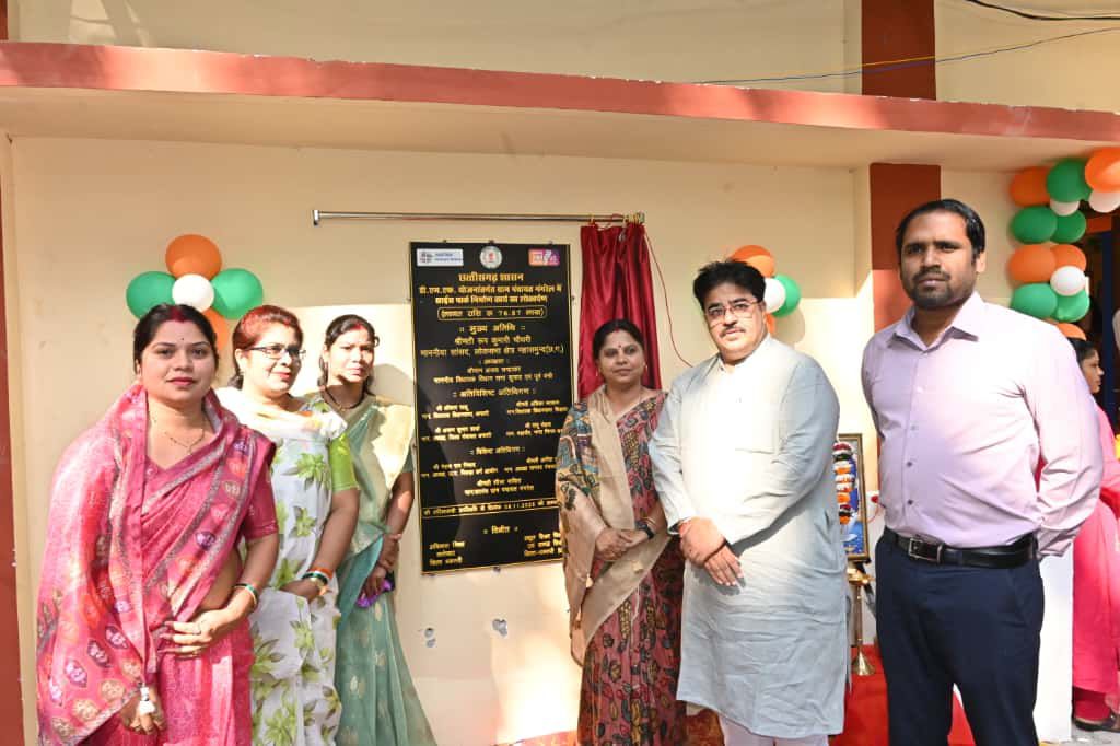 धमतरी में विज्ञान वाटिका का उद्घाटन के अवसर पर उपस्थित अतिथि।