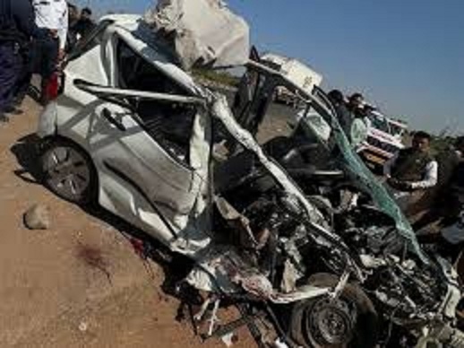 कार को तेज रफ्तार ट्रक ने मारी टक्कर