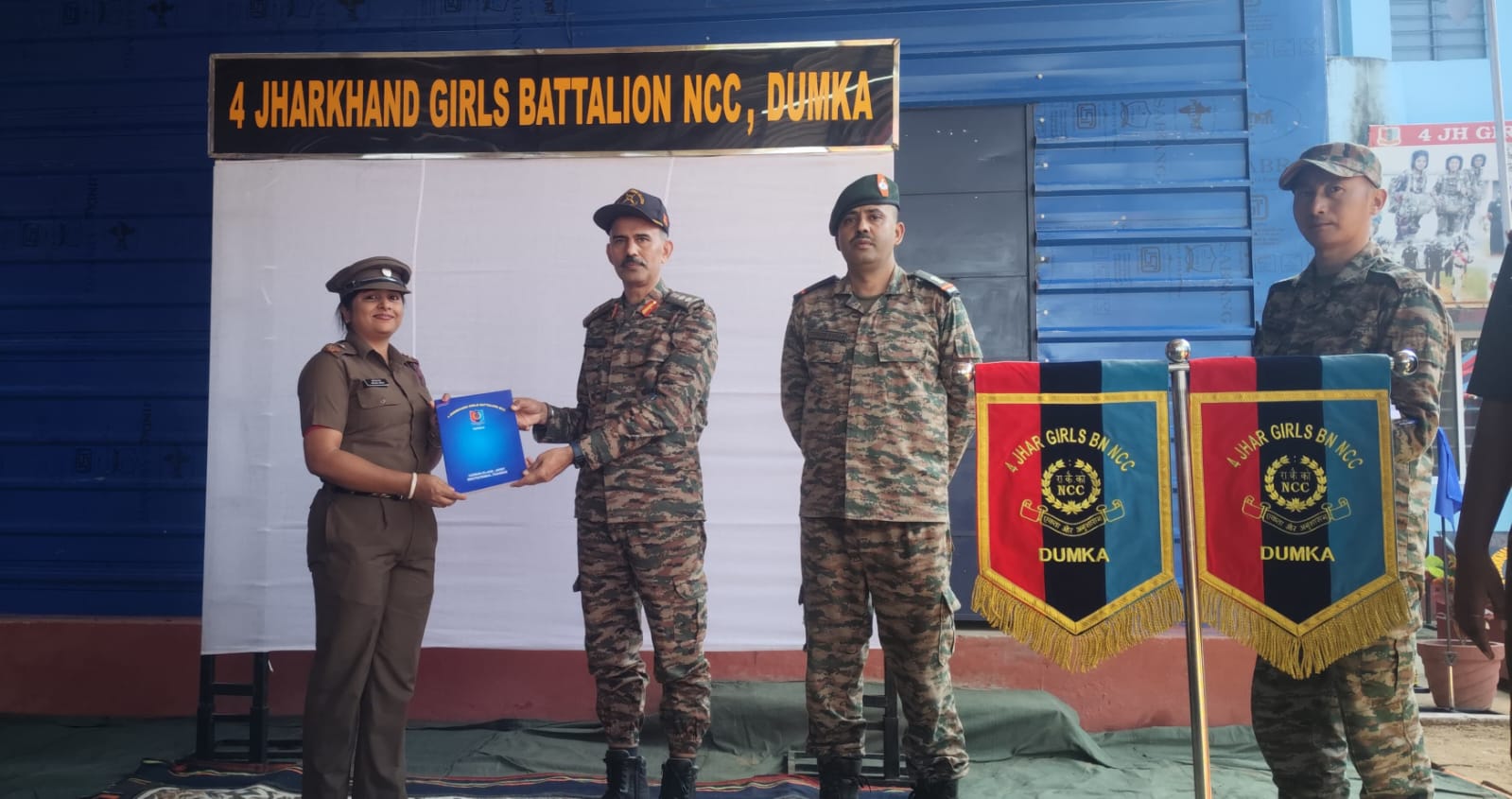 सम्मानित होते पदाधिकारी एवं उपस्थित एनसीसी