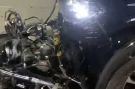 स्कॉर्पियो ने बाइक सवार तीन इंजीनियरिंग छात्रों को रौंदा