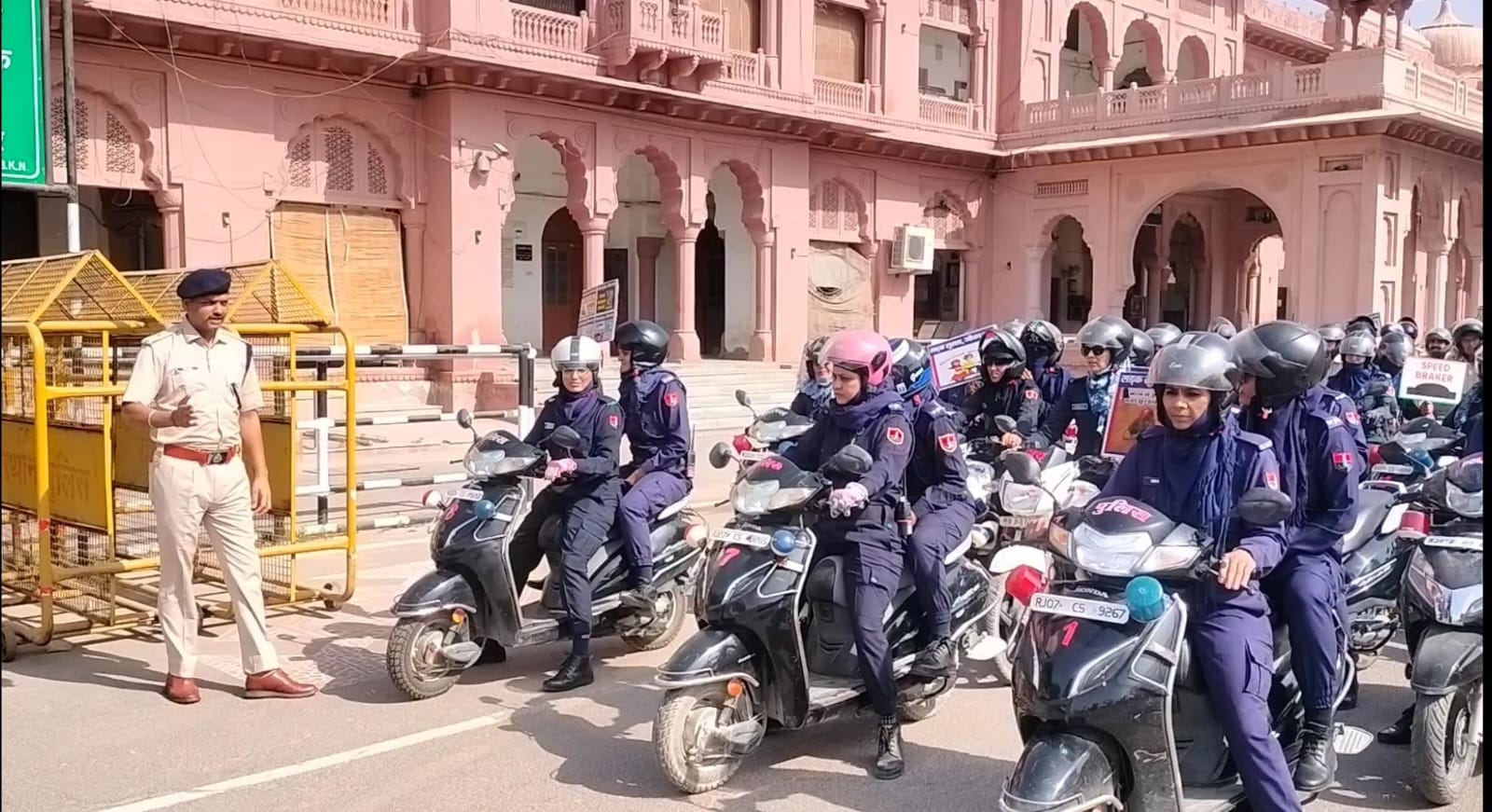 बीकानेर पुलिस की महिला शक्ति यूनिट ने निकाली वाहन जागरुकता रैली