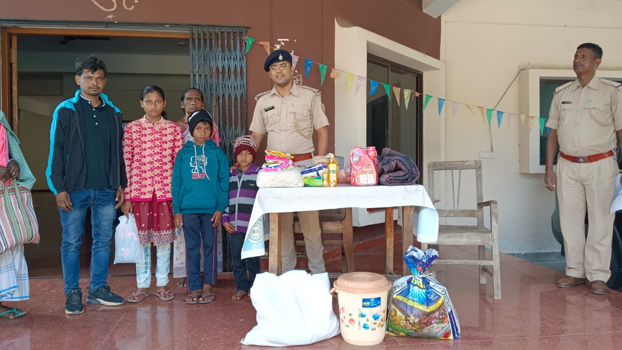 बच्चों के साथ थाना प्रभारी