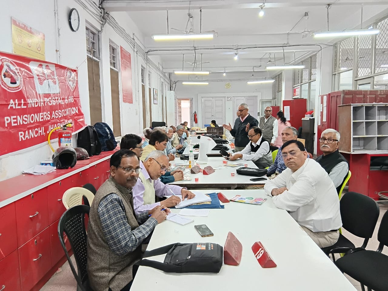 बैठक में शामिल एमजेड समेत अन्य लोगों की तस्वीर बैठक में शामिल एमजेड समेत अन्य लोगों की तस्वीर