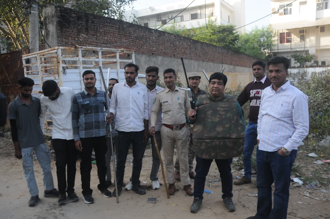 रिहायशी इलाके में लेपर्ड का मूवमेंट रिहायशी इलाके में लेपर्ड का मूवमेंट