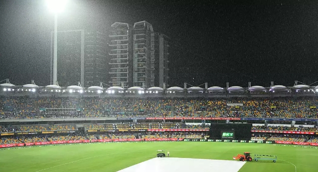 बारिश के कारण कवर से ढका गया