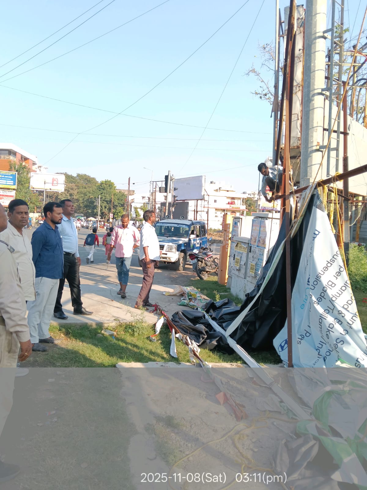 अवैध होर्डिंग्स को हटाते निगम कर्मी की तस्वीर अवैध होर्डिंग्स को हटाते निगम कर्मी की तस्वीर