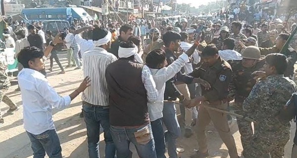 धीरेन्द्र कृष्ण शास्त्री की पद यात्रा को लेकर विवाद, पुलिस ने किया लाठी चार्ज