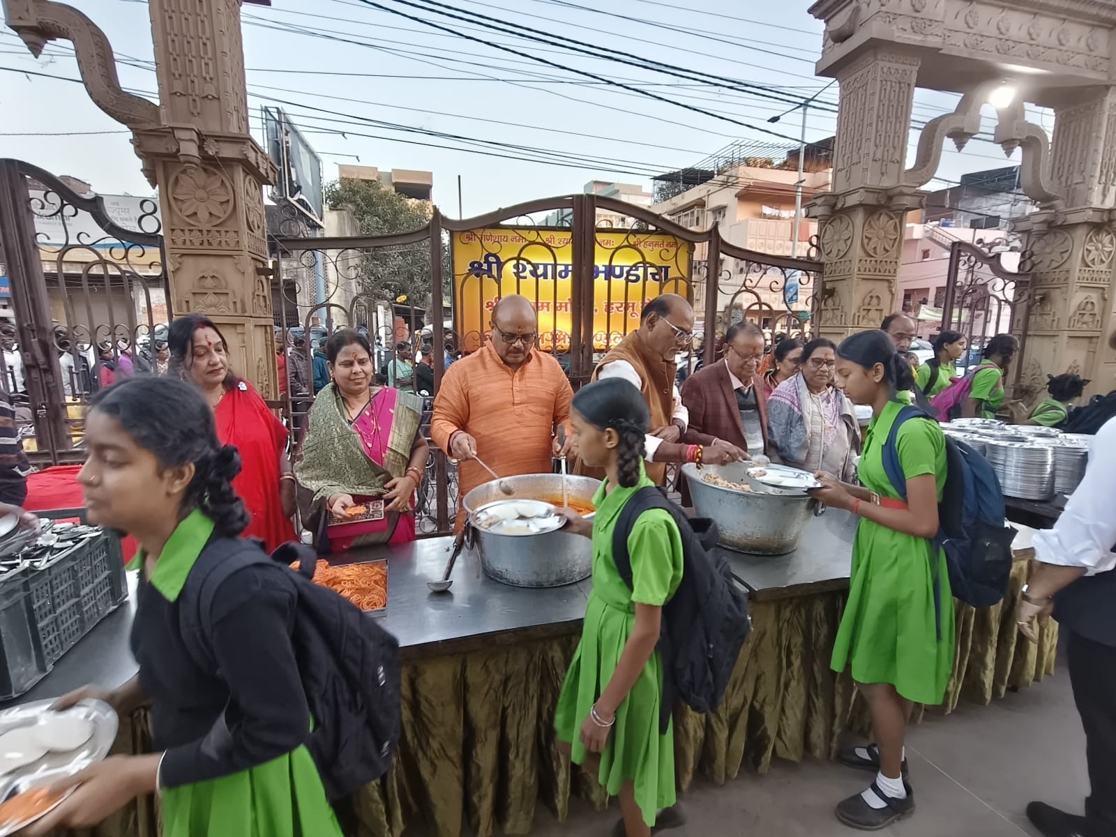 कार्यक्रम में प्रसाद ग्रहण करती बच्चियां व श्रद्धालूगण कार्यक्रम में प्रसाद ग्रहण करती बच्चियां व श्रद्धालूगण